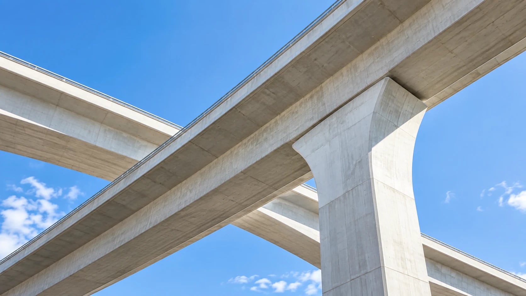 Šviesi moderni kelių ir architektūros kompozicija