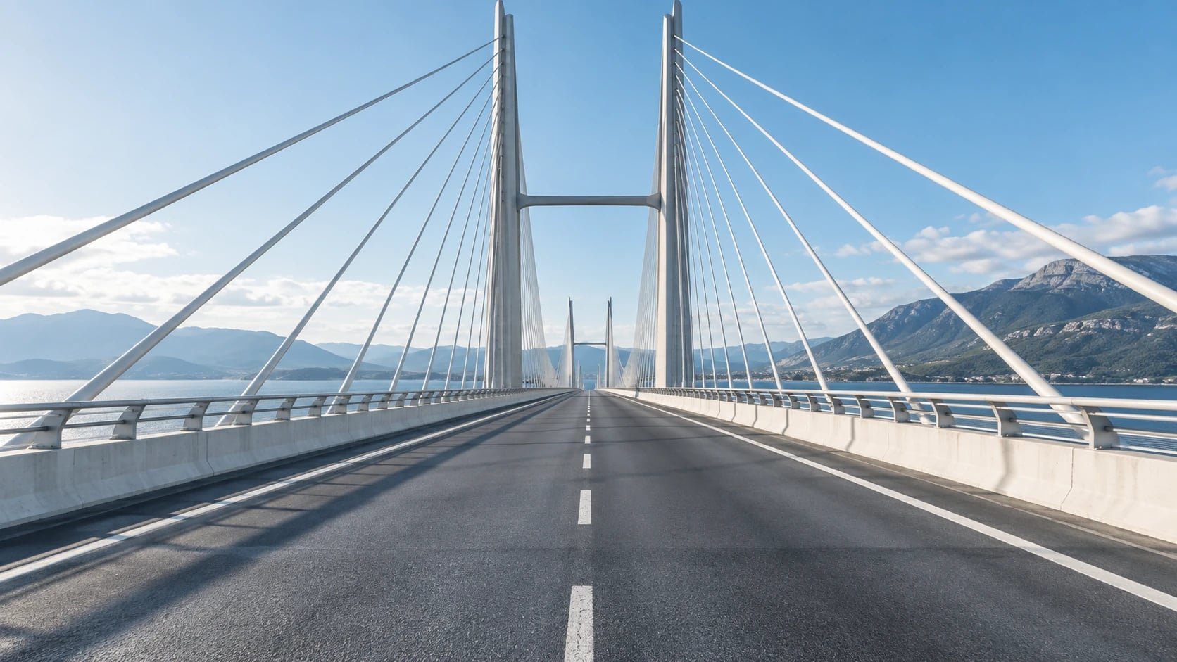 Šviesi moderni kelių ir architektūros kompozicija