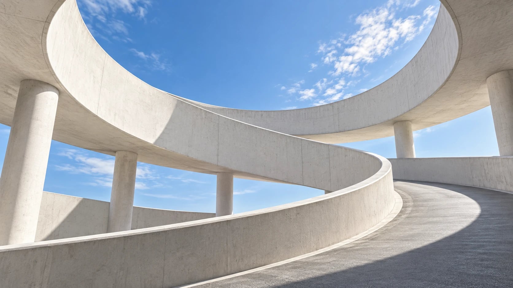 Šviesi moderni kelių ir architektūros kompozicija